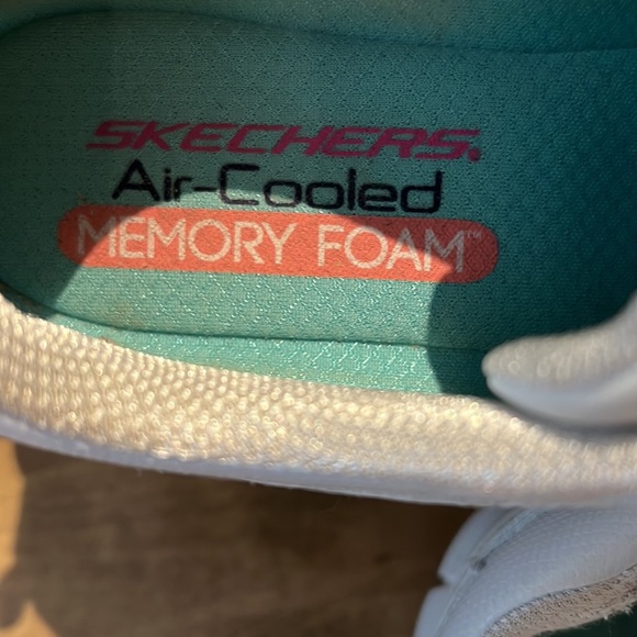 Skechers White Air Cooled Memory Foam Ladies Sneakers Size 8.5 - Picture 3 of 5